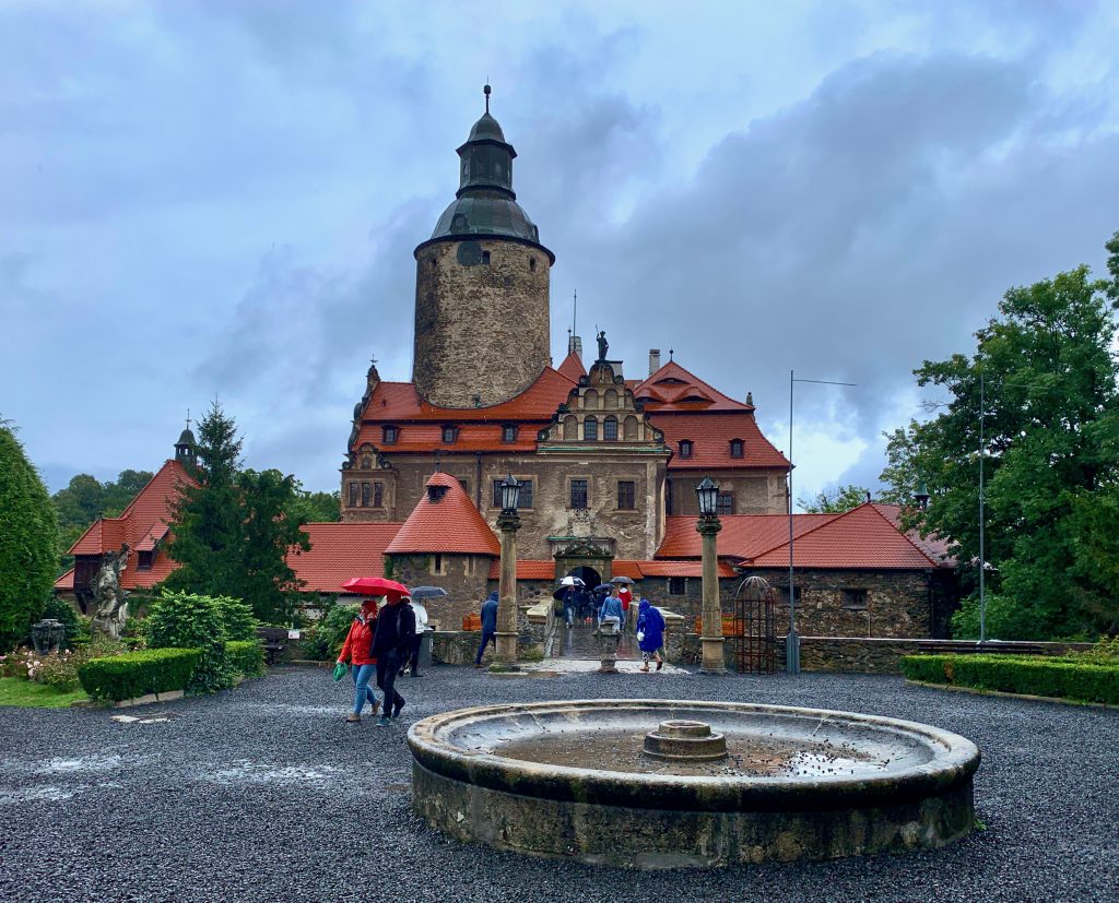 Zamek Czocha powstał w latach 1241-1247. Mimo pożarów i najazdów Mongołów, odrestaurowany do stanu sprzed 1703r. Stanowi atrakcje dla turystów na Dolnym Śląsku.