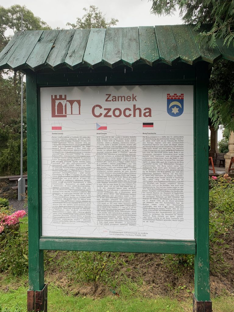 Tablica informacji historycznej o zamku. Opisuje ona genezę powstania i zakręty historyczne w dziejach budowli.